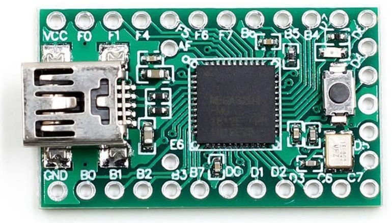 Teensy je prostorově malý kompletní systém pro vývoj mikrokontrolérů založený na USB, který je použitelný v rámci mnoha typů projektů. Teensy 2.0 USB vývojová deska s čipem Atmel MEGA32U4 pro Arduino